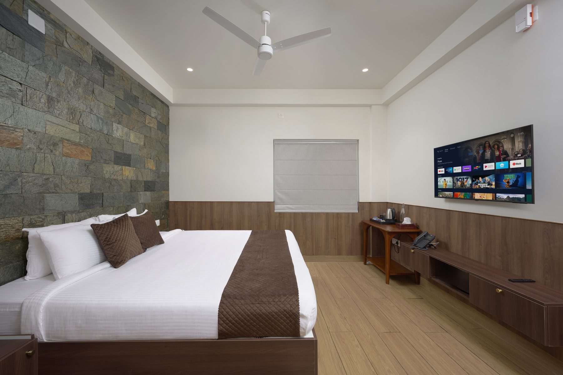 The Reach Vagamon — Suite Room — bedroom and smart TV